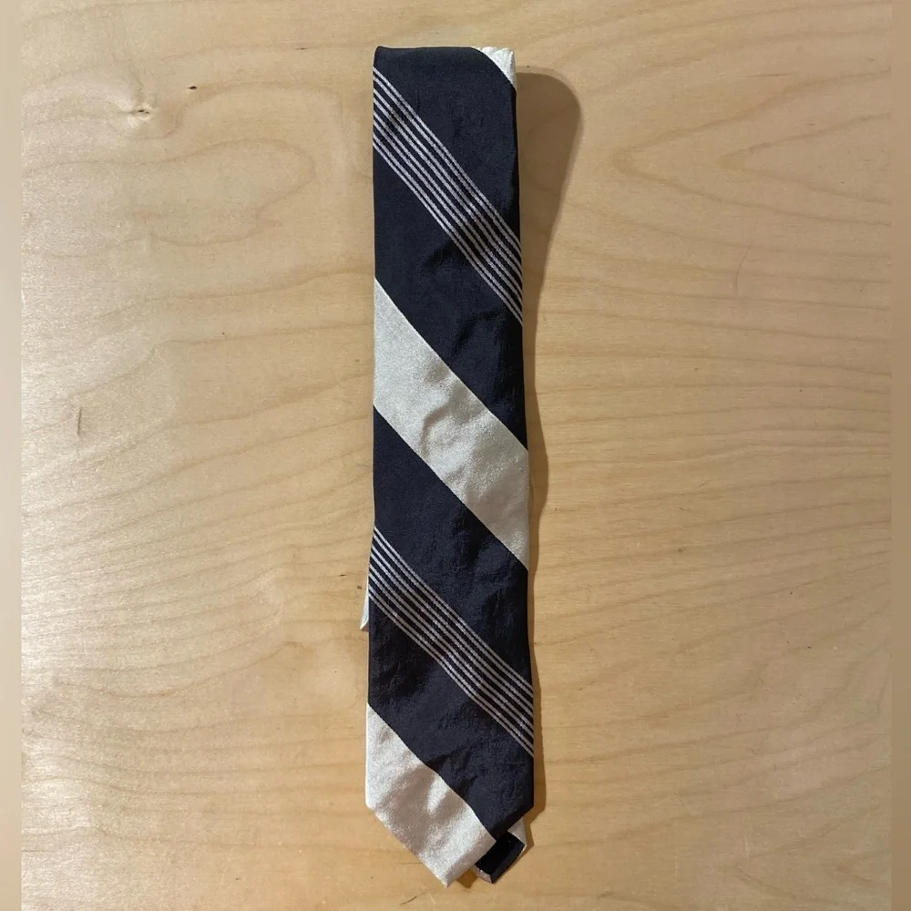 Brooks Brothers Elegant Black and Cream Striped Tie (OO)